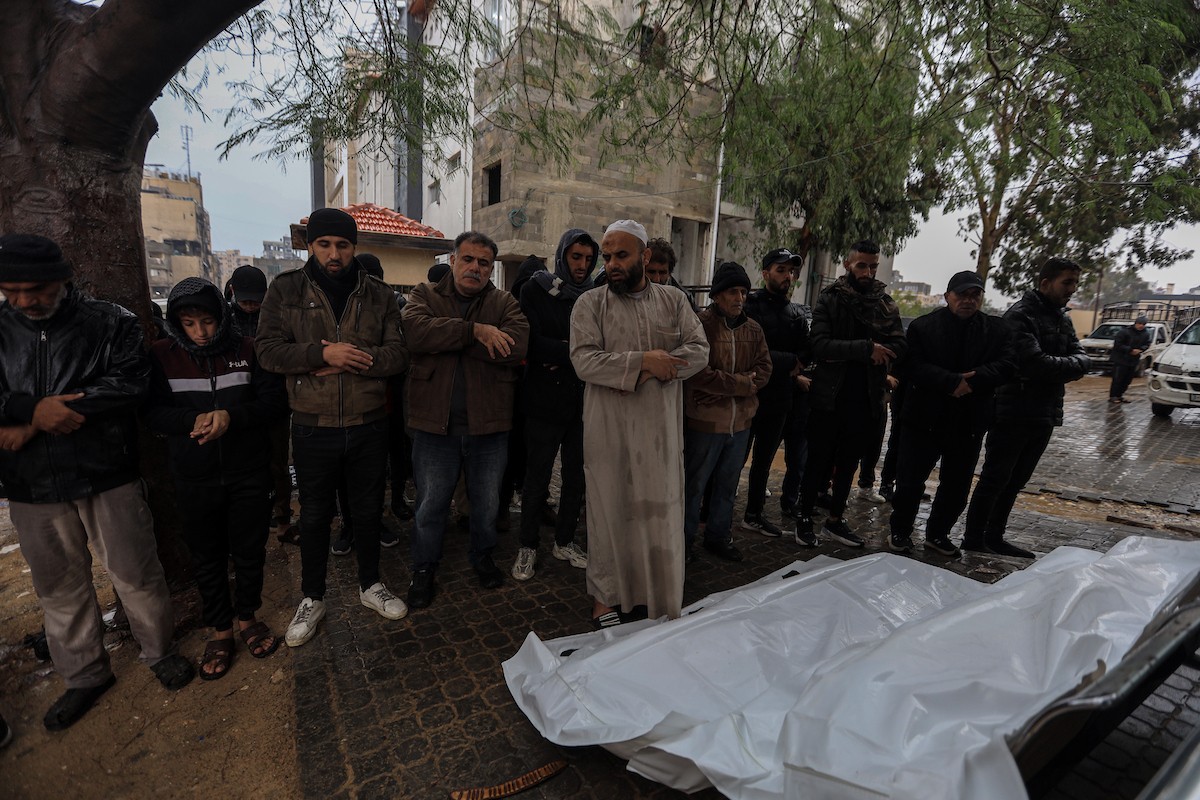 شُيّع الفلسطينيون جثامين عدد من الضحايا الذين سقطوا جراء انهيار مبانٍ متداعية بفعل الأمطار الغزيرة في مدينة غزة.تصوير: عمر أشتوي