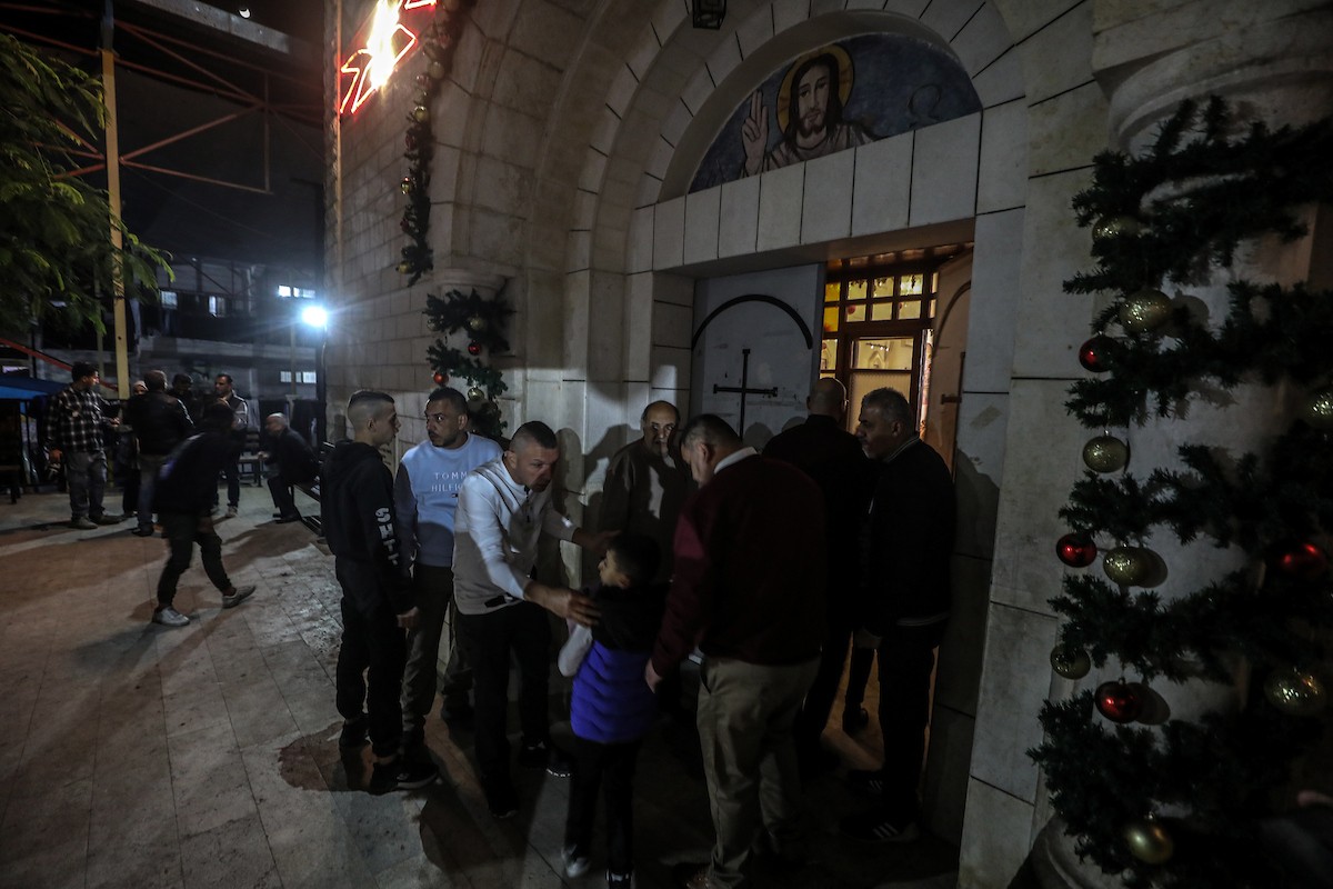 مسيحيون فلسطينيون يحضرون قداس عيد الميلاد في الدير اللاتيني بمدينة غزة في 24 ديسمبر/كانون الأول 2025. صورة: عمر أشتوي