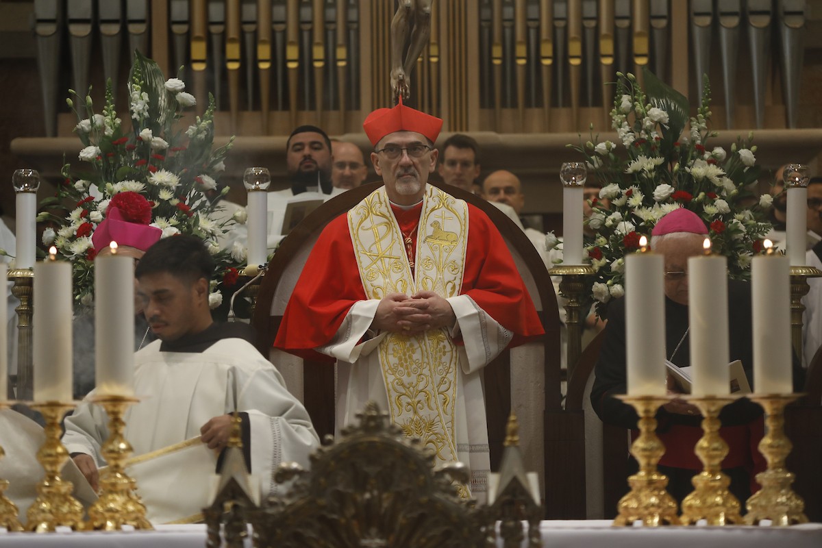 البطريرك اللاتيني للقدس، الكاردينال الإيطالي بييرباتيستا بيتسابالا يستقبل الحجاج والسياح لدى وصوله لترؤس قداس منتصف الليل في كنيسة المهد بمدينة بيت لحم، 24 ديسمبر/كانون الأول 2025،  (صور: مأمون وزواز/ apa)