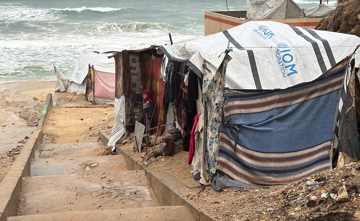 يُعاني الفلسطينيون من الفيضانات التي أعقبت هطول أمطار غزيرة على دير البلح وسط قطاع غزة، في 12 ديسمبر/كانون الأول 2025