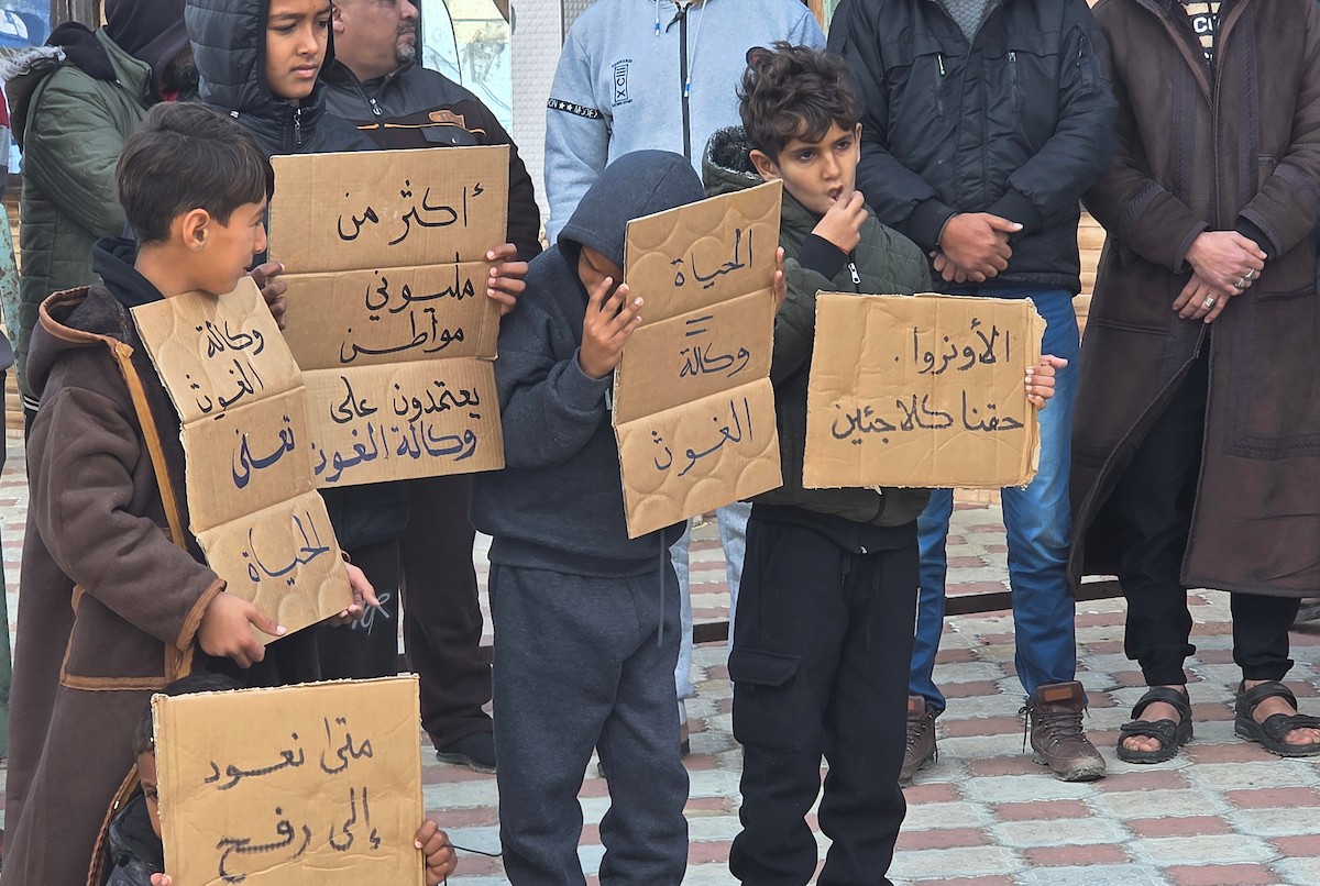 اعتصامٌ نظّمه ائتلاف رفح للنازحين أمام مقرّ الأونروا في منطقة فاش فرش، غرب رفح، للمطالبة بتفعيل الوكالة لدورها الإنساني، ولتسليط الضوء على معاناة النازحين ومطالبهم العادلة. رفح، جنوب قطاع غزة، 28 ديسمبر/كانون الأول 2025. تصوير: طارق محمد (APA ).