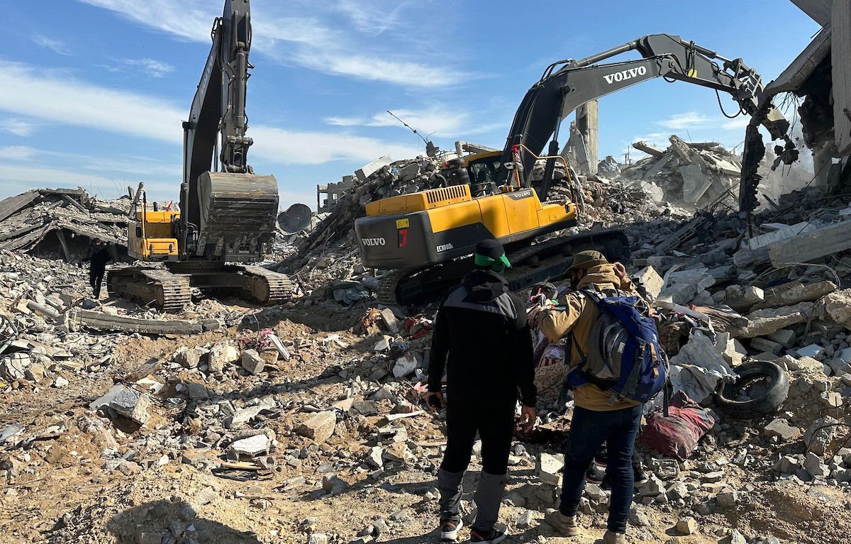 مسلحون من الجهاد الإسلامي وحماس يبحثون عن رفات رهائن إسرائيليين متوفين في بيت لاهيا، شمال قطاع غزة، الأربعاء 3 ديسمبر/كانون الأول 2025