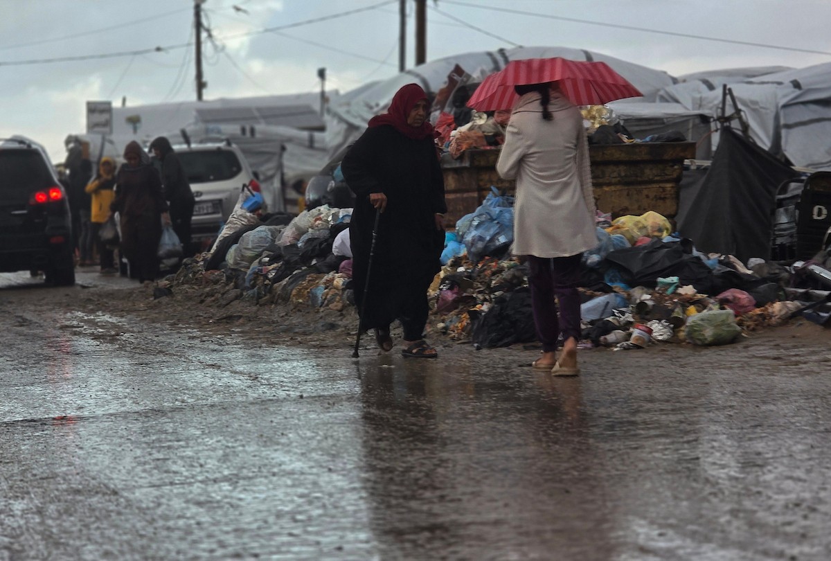 تواجه آلاف العائلات التي تعيش في خيام على شاطئ المواصي في خان يونس، جنوب قطاع غزة، مأساة إنسانية بعد أن جرفت مياه البحر خيامها، تاركةً الأطفال والنساء بلا مأوى.، 29 ديسمبر/كانون الأول 2025.صورة: طارق محمد