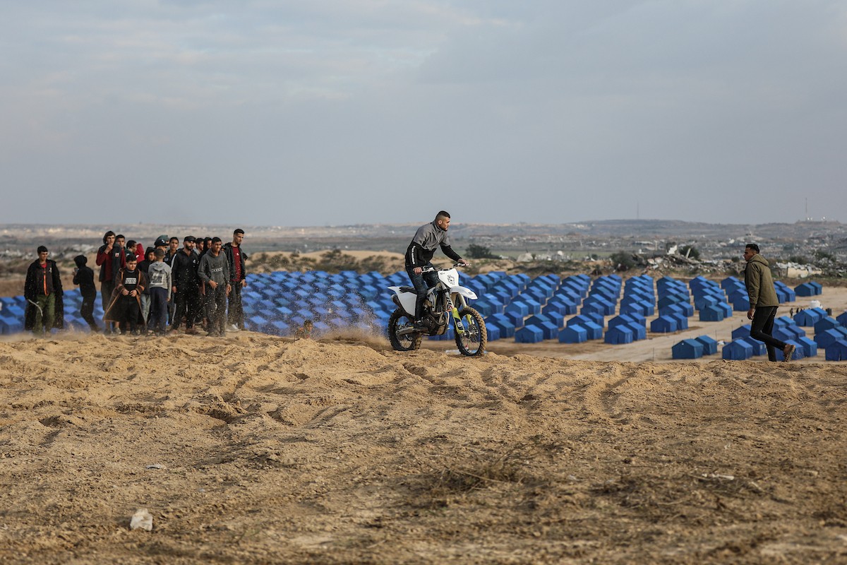 شبان فلسطينيون يركبون الدراجات النارية على الكثبان الرملية في بلدة الزهراء، بعد انقطاع دام عامين عن هذه الرياضة بسبب الحرب واحتلال الجيش الإسرائيلي للمنطقة المعروفة سابقا بمحور