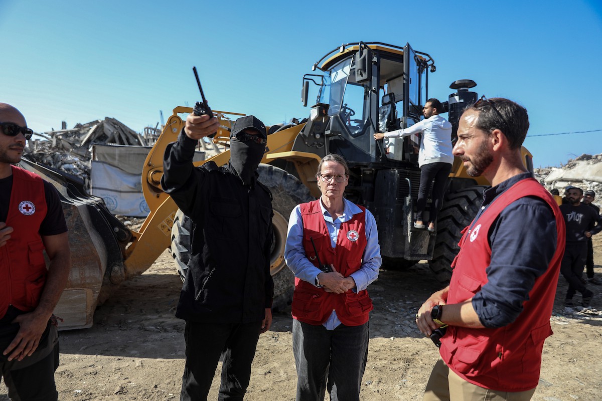 تُجري كتائب القسام واللجنة الدولية للصليب الأحمر ووفد مصري جهود بحث لانتشال جثث أسرى إسرائيليين في جباليا شمال قطاع غزة في الأول من ديسمبر/كانون الأول 2025