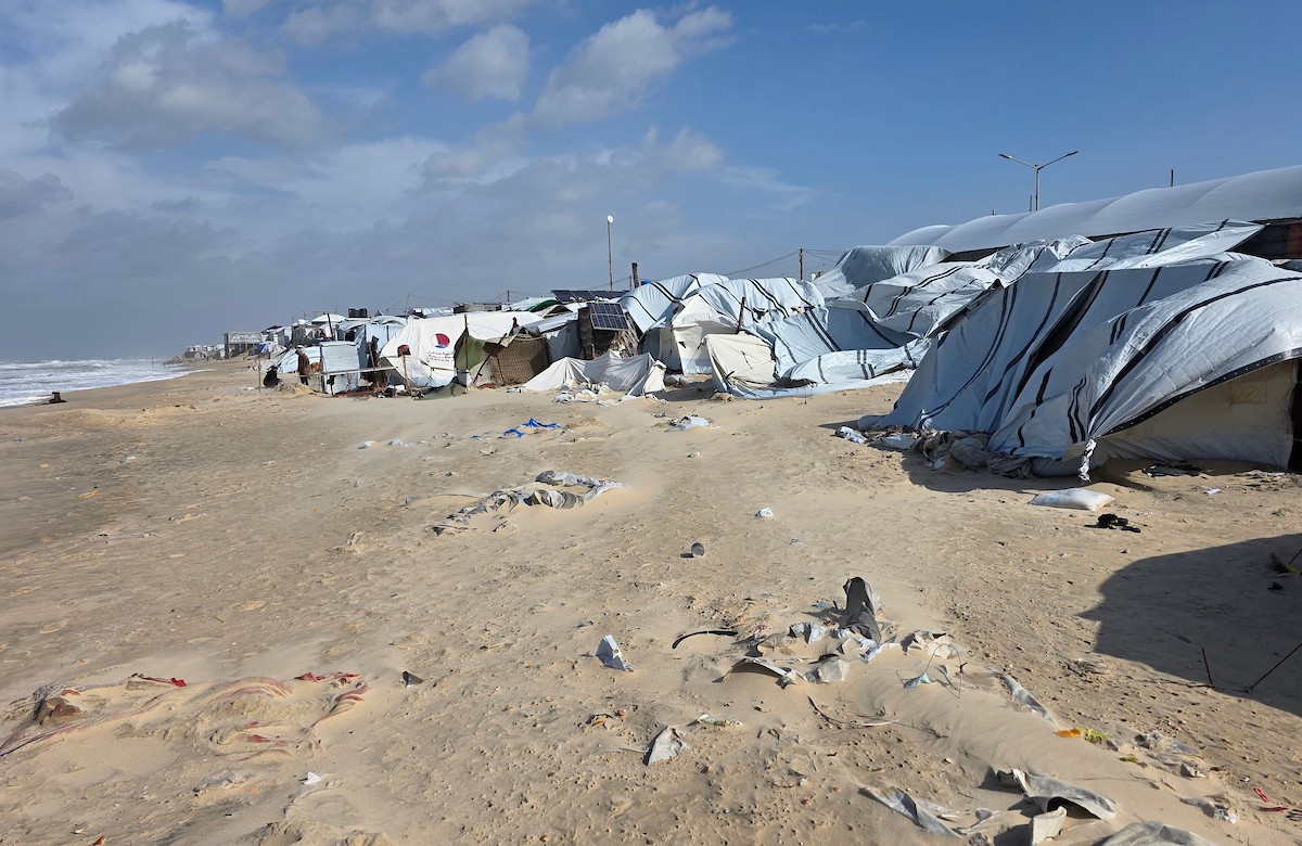 تواجه آلاف العائلات التي تعيش في خيام على شاطئ المواصي في خان يونس، جنوب قطاع غزة، مأساة إنسانية بعد أن جرفت مياه البحر خيامها، تاركةً الأطفال والنساء بلا مأوى.، 29 ديسمبر/كانون الأول 2025.صورة: طارق محمد