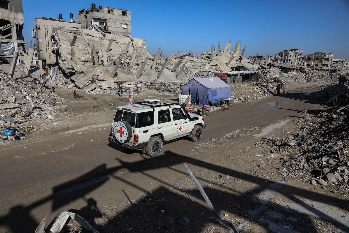 تُجري كتائب القسام واللجنة الدولية للصليب الأحمر ووفد مصري جهود بحث لانتشال جثث أسرى إسرائيليين في جباليا شمال قطاع غزة في الأول من ديسمبر/كانون الأول 2025