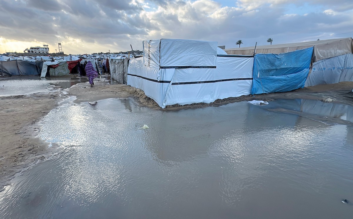 يُكافح الفلسطينيون النازحون، المقيمون في خيام مؤقتة، من أجل البقاء في ظل ظروف قاسية، حيث تجتاح الأمطار والعواصف الشديدة دير البلح، وسط قطاع غزة، في 28 ديسمبركانون الأول 2025. صورة أحمد إبراهيم(APA)