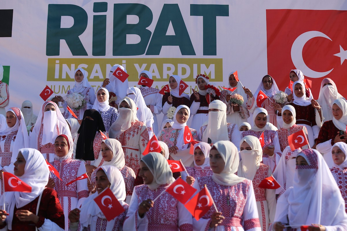 حفل زفاف جماعي لنحو 200 عريس وعروس تحت عنوان 