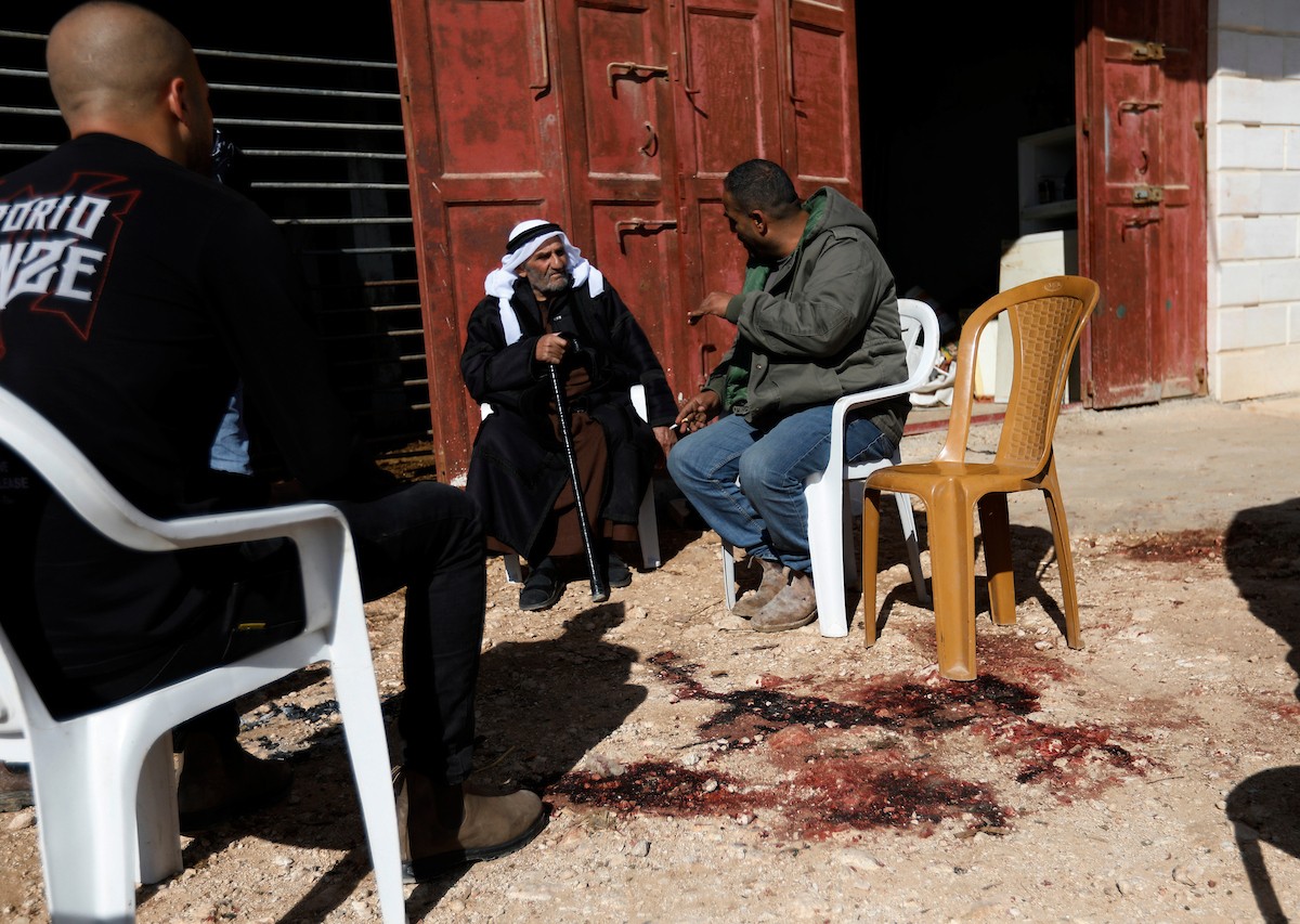 هاجم مستوطنون إسرائيليون عائلة فلسطينية وخربوا ممتلكاتهم في بلدة السموع، جنوب الخليل، 23 ديسمبر/كانون الأول 2025. صور: مأمون وزواز