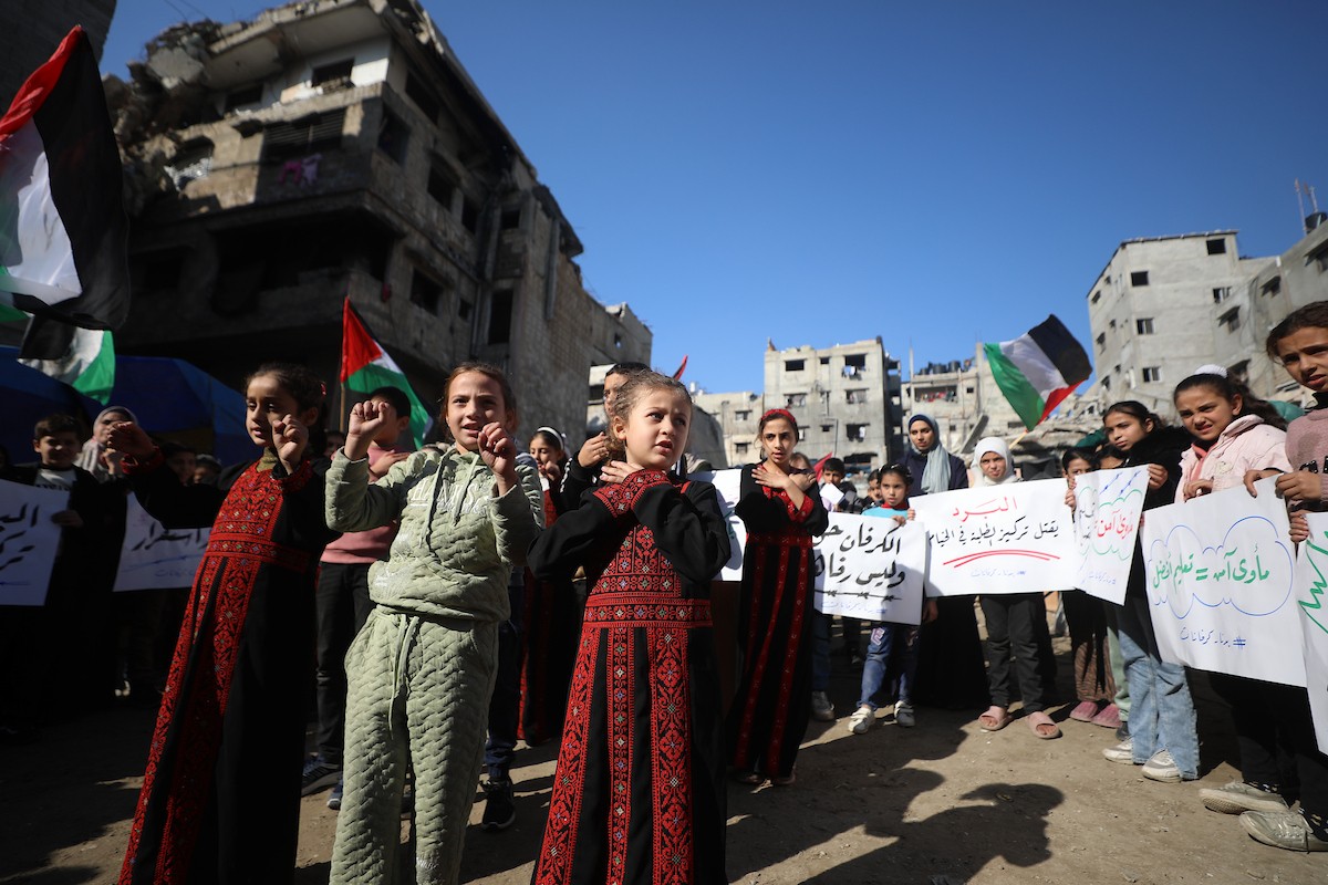 شارك أطفال فلسطينيون في احتجاج بمدينة غزة، مطالبين ببيئة تعليمية آمنة وكريمة بدلاً من الخيام التي يتلقون فيها دروسهم حالياً، ديسمبر/كانون الأول 2025. تصوير: عمر أشتوي