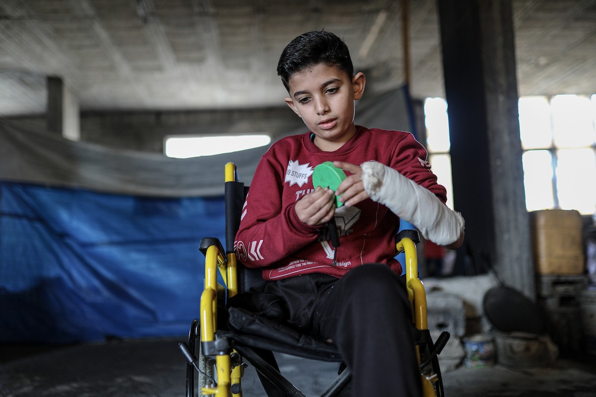 لطفل الفلسطيني محمد المبيض، البالغ من العمر ١٢ عامًا، والذي فقد ساقه في هجوم إسرائيلي على حي الزيتون بغزة (4).jpg