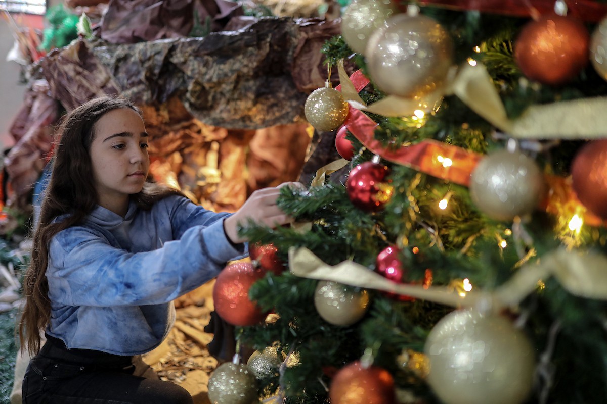 المسيحيون الفلسطينيون يزينون كنيسة دير اللاتين في مدينة غزة، في ظل الظروف الصعبة التي يمر بها القطاع المحاصر، استعدادًا لاحتفالات رأس السنة، ويواصلون استعداداتهم رغم الصعوبات التي يواجهها. 9 ديسمبر/كانون الأول 2025. تصوير: عمر أشتوي