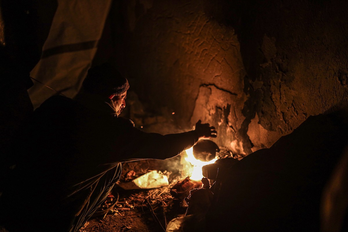 عائلات نازحة تتجمع حول النار للتدفئة في مدينة غزة في ظل الأجواء الباردة، 30 ديسمبر/كانون الأول 2025. تصوير: عمر أشتوي