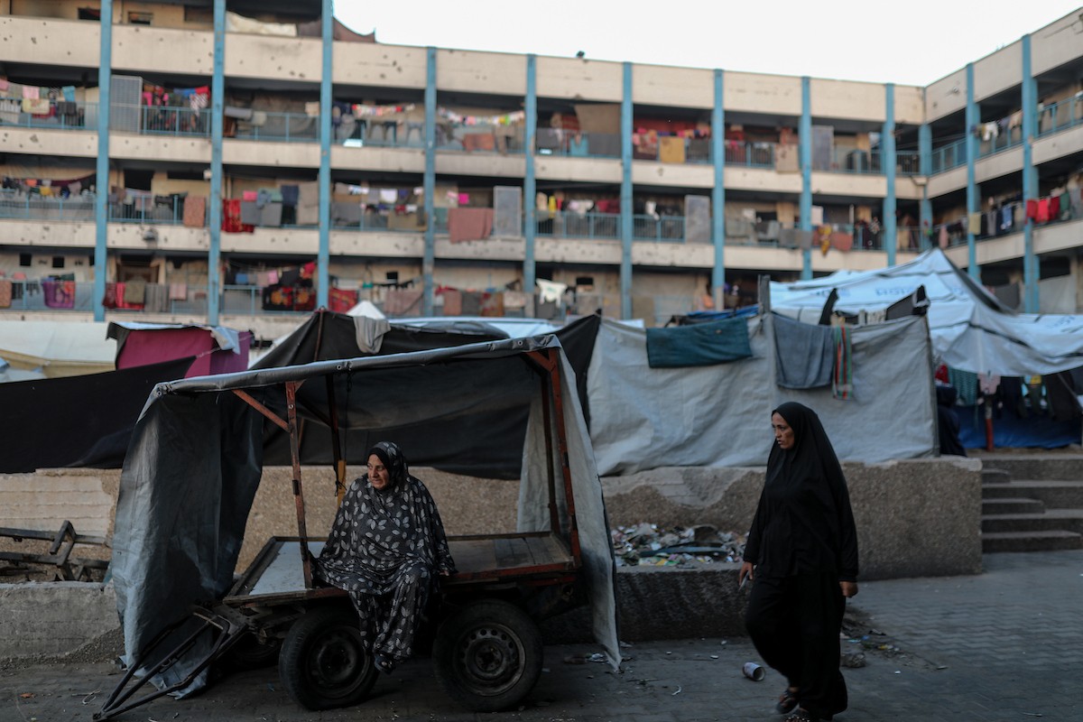 يواصل الفلسطينيون حياتهم اليومية في ظل ظروف صعبة في مدارس الأونروا بمدينة غزة في الأول من ديسمبر/كانون الأول 2025