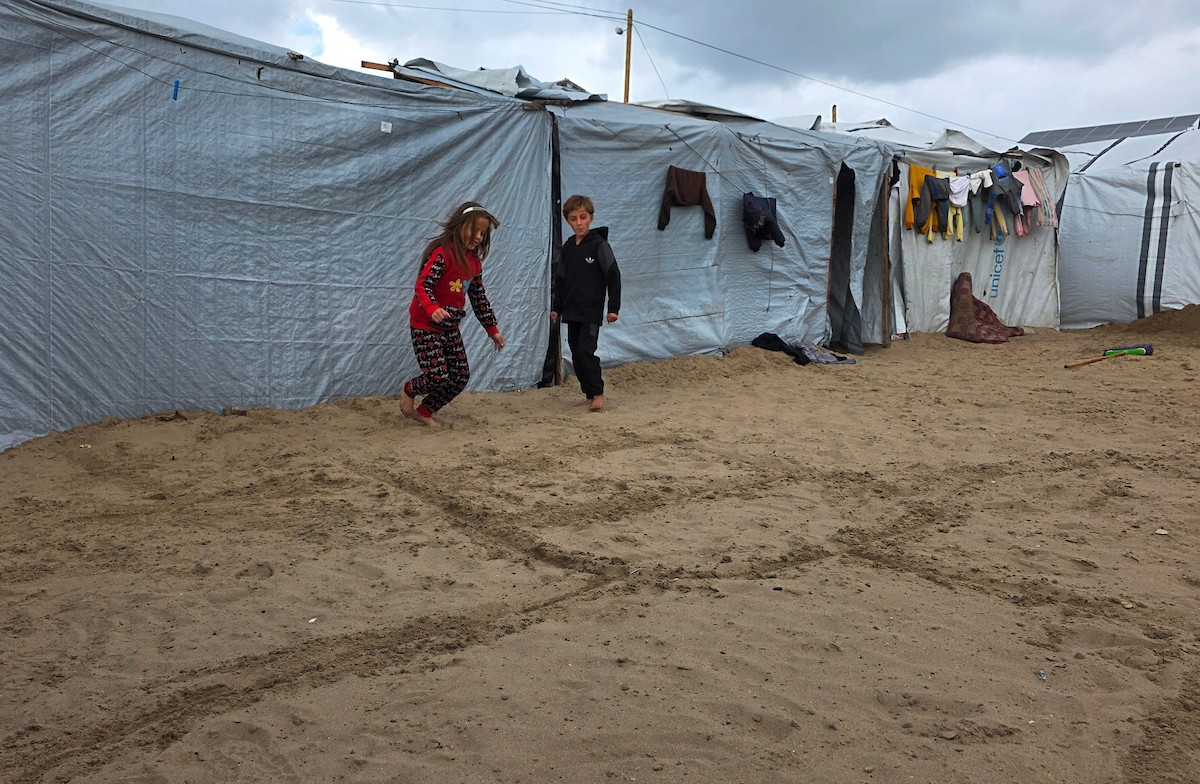 أطفالٌ نجوا من الحرب، تيتموا عن آبائهم وأمهاتهم، يتطلعون إلى عام ٢٠٢٦ بأملٍ كبير، حاملين أحلامًا بسيطة بسلامٍ آمنٍ ودائم، خان يونس، جنوب قطاع غزة، ٣٠ ديسمبر ٢٠٢٥، تصوير: طارق محمد (APA )