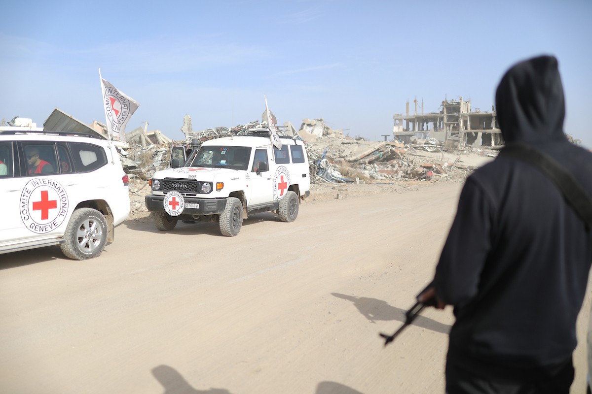 فرق من كتائب القسام ومسؤولون من الصليب الأحمر إلى جانب آليات ثقيلة تابعة لمصر،تجري عمليات بحث في حي الزيتون بمدينة غزة، لاستعادة جثة إسرائيلي في 8 ديسمبر/كانون الأول 2025. تصوير: عمر أشتوي