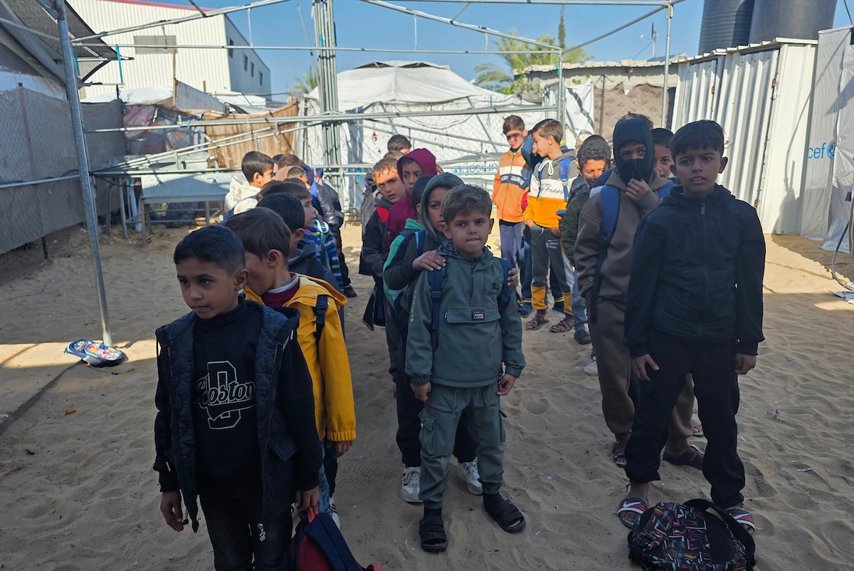 يدرس الطلاب داخل 