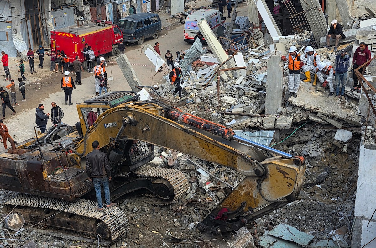 فرق الدفاع المدني تبدأ عمليات البحث عن 55 جثة تحت أنقاض 13 منزلاً دمرها القصف الإسرائيلي في خان يونس، 20 ديسمبر/كانون الأول 2025. صور: طارق محمد/ (APA )