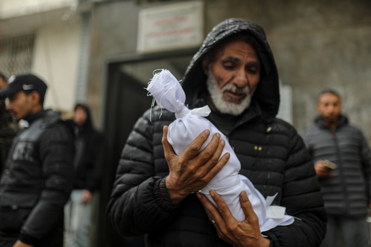 توفي طفل رضيع يبلغ من العمر ثلاثة أشهر، يُدعى تيم الخواجة، كان يعيش في خيمة بمخيم الشاطئ غرب مدينة غزة، نتيجةً لظروف الطقس الباردة في شمال قطاع غزة، في 12 ديسمبر/كانون الأول 2025.