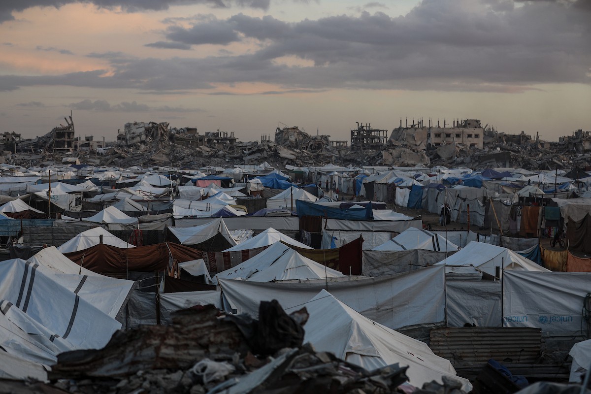 يواصل الفلسطينيون النازحون حياتهم اليومية في ظل ظروف صعبة داخل خيام النزوح المنتشرة وسط الدمار في حي الزيتون، جنوب شرق مدينة غزة، في 9 ديسمبر/كانون الأول 2025. تصوير: عمر أشتوي