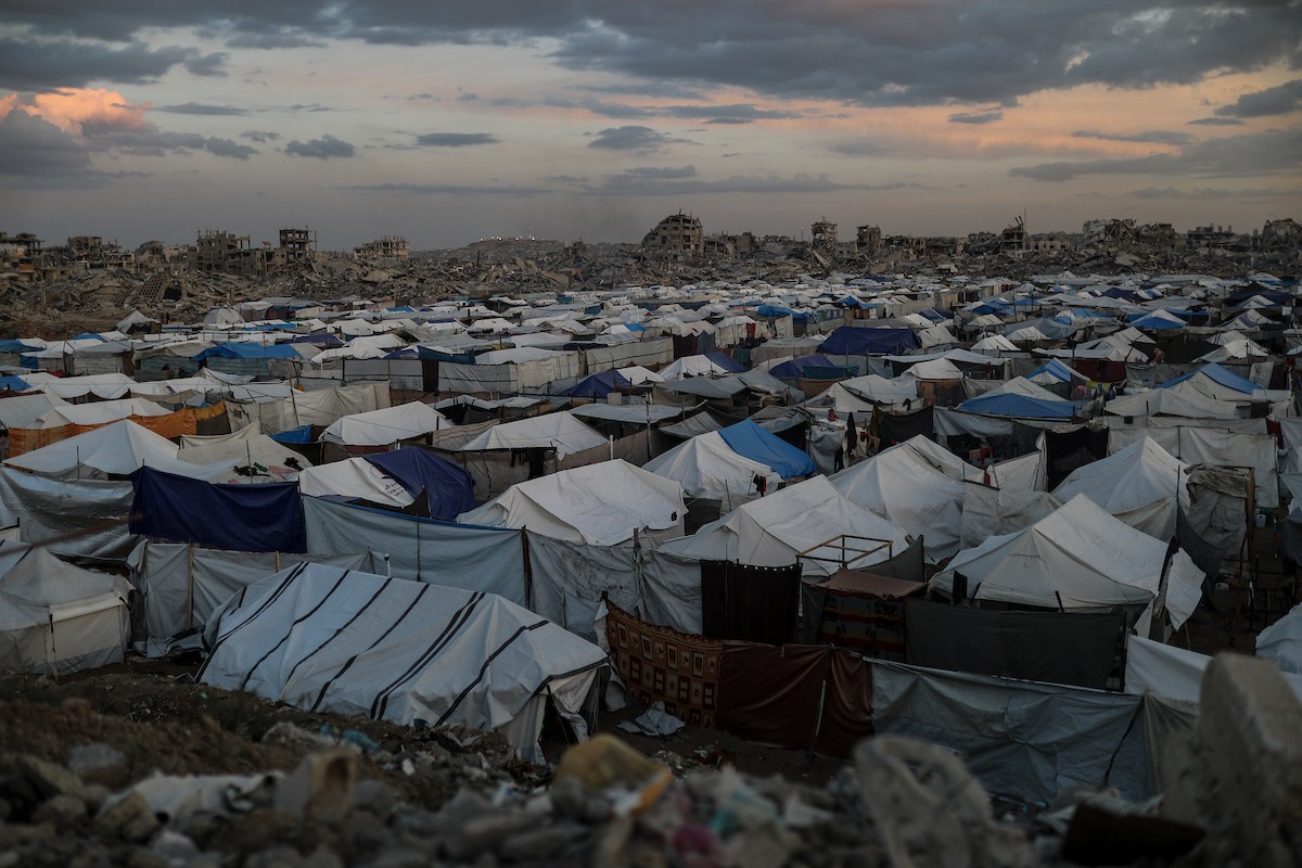 يواصل الفلسطينيون النازحون حياتهم اليومية في ظل ظروف صعبة داخل خيام النزوح المنتشرة وسط الدمار في حي الزيتون، جنوب شرق مدينة غزة، في 9 ديسمبر/كانون الأول 2025. تصوير: عمر أشتوي