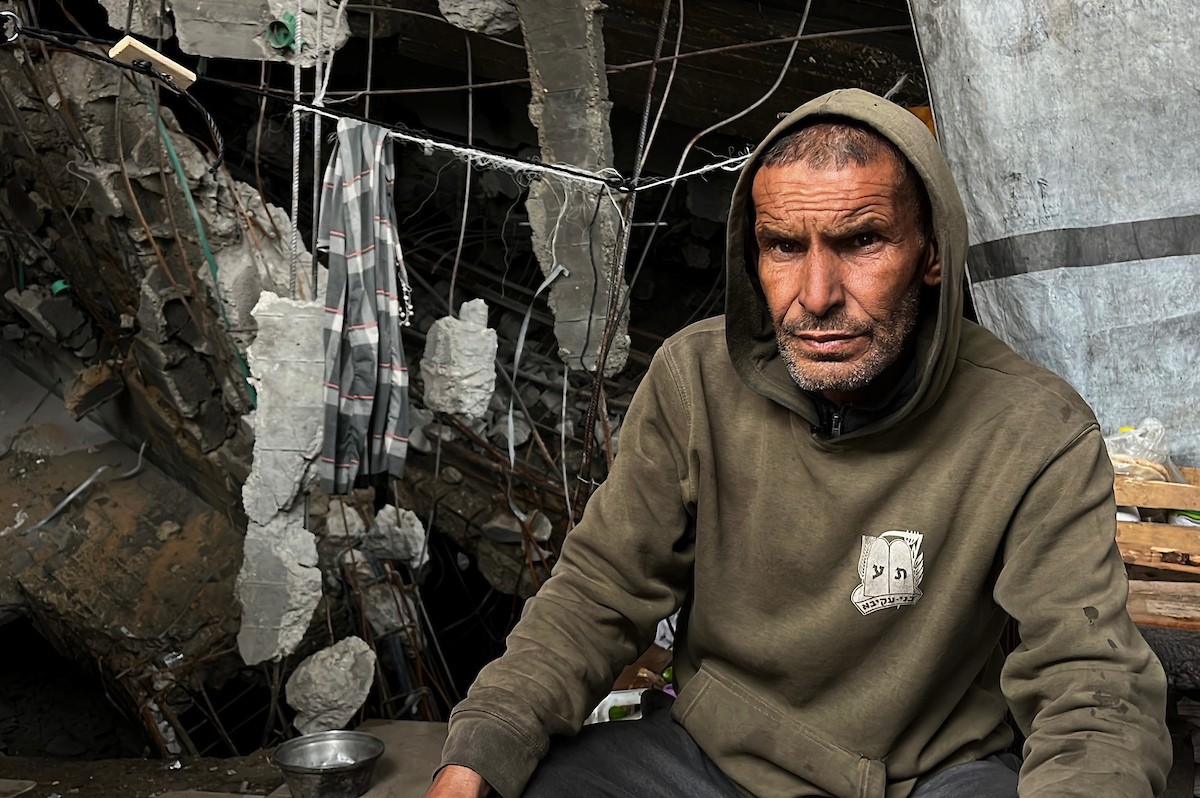 يعيش أشرف وشادية السرساوي مع أحفادهما العشرة داخل خيمة مؤقتة نُصبت في مبنى غير آمن إنشائياً غرب مدينة غزة، وسط تدهور الأوضاع الإنسانية.18 ديسمبر/كانون الأول 2025. صورة: مطر الزاق