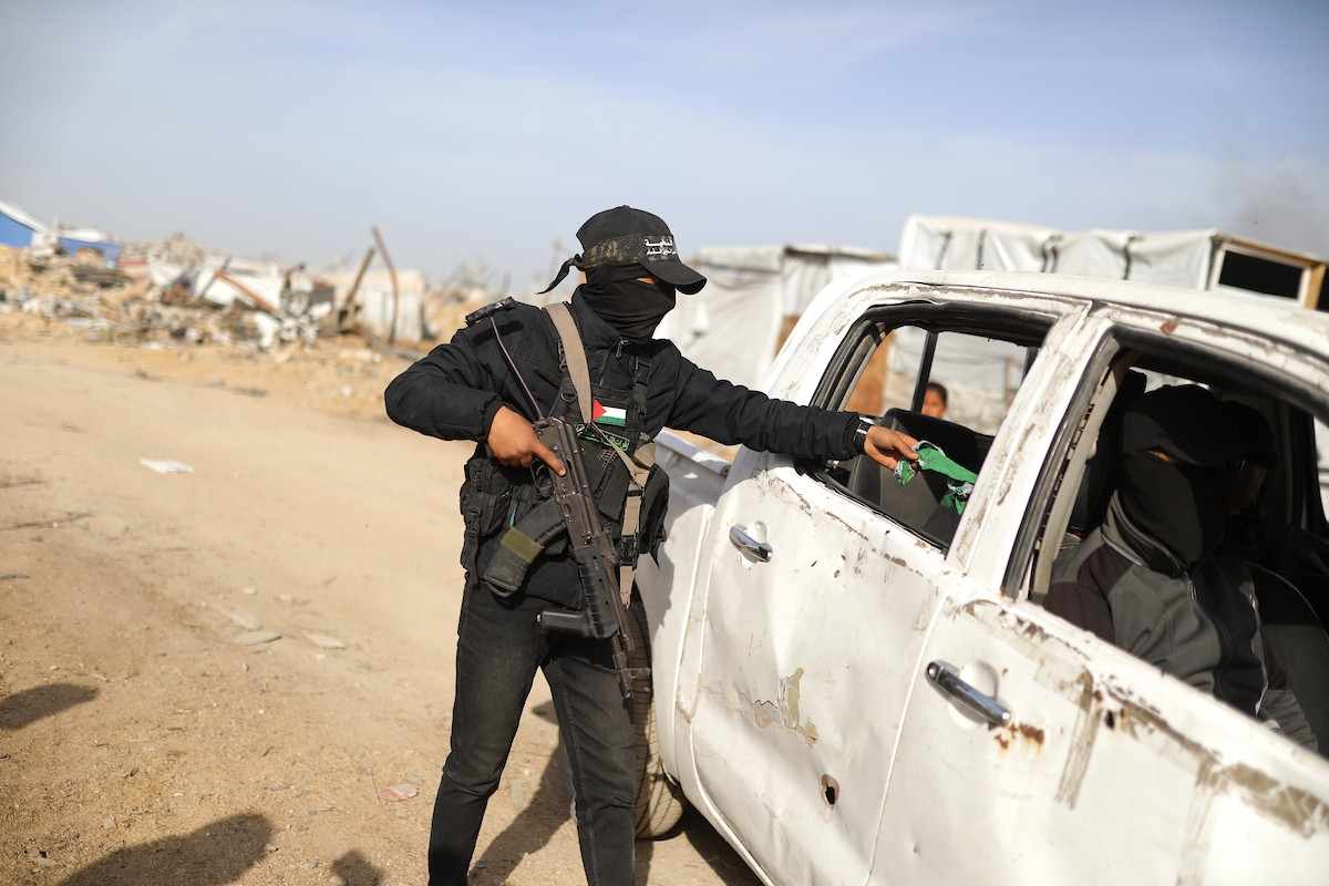 فرق من كتائب القسام ومسؤولون من الصليب الأحمر إلى جانب آليات ثقيلة تابعة لمصر،تجري عمليات بحث في حي الزيتون بمدينة غزة، لاستعادة جثة إسرائيلي في 8 ديسمبر/كانون الأول 2025. تصوير: عمر أشتوي