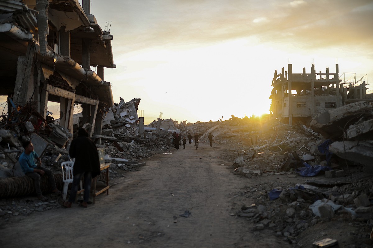 يواصل الفلسطينيون النازحون حياتهم اليومية في ظل ظروف صعبة داخل خيام النزوح المنتشرة وسط الدمار في حي الزيتون، جنوب شرق مدينة غزة، في 9 ديسمبر/كانون الأول 2025. تصوير: عمر أشتوي