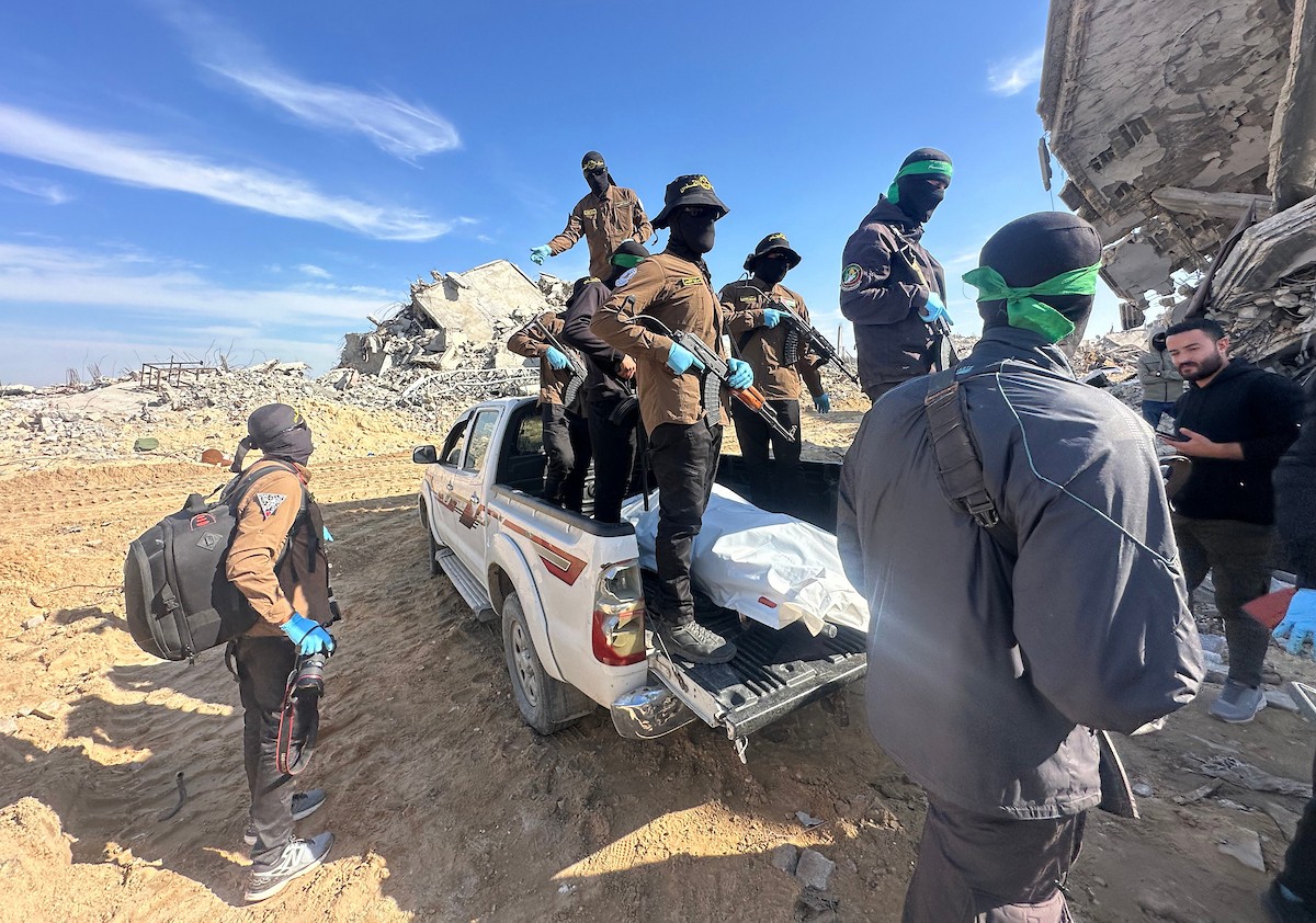 مسلحون من الجهاد الإسلامي وحماس يبحثون عن رفات رهائن إسرائيليين متوفين في بيت لاهيا، شمال قطاع غزة، الأربعاء 3 ديسمبر/كانون الأول 2025