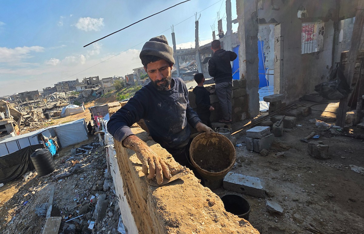 يبني الفلسطينيون بيوتًا طينية في خان يونس جنوب قطاع غزة، مستخدمين أدوات وأساليب بدائية في محاولة لتوفير مأوى آمن لأنفسهم من برد الشتاء القارس