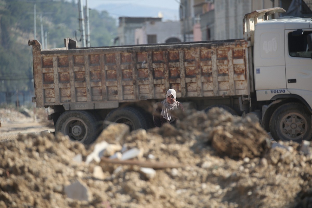 فلسطينيون يحملون أمتعتهم بعد إجبارهم على مغادرة منازلهم على يد القوات الإسرائيلية خلال مداهمة مخيم نور شمس للاجئين في طولكرم، بالضفة الغربية المحتلة، في 17 ديسمبركانون الأول 2025. صورة محمد ناصر