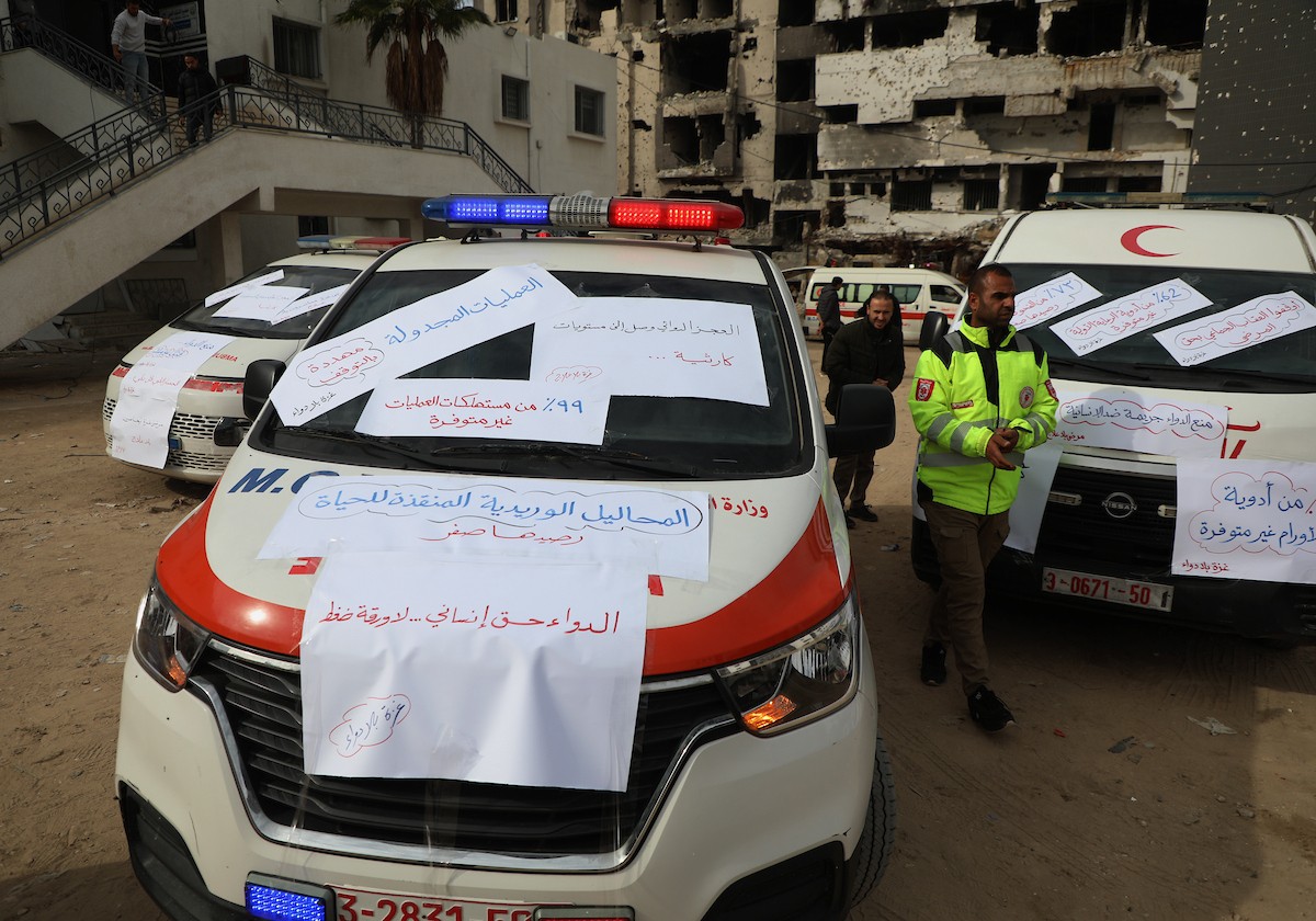 وقفة للطواقم الطبية في مستشفى الشفاء للمطالبة بإدخال الأدوية والمعدات الطبية إلى قطاع غزة 21، ديسمبر/كانون الأول 2025. تصوير: عمر أشتوي