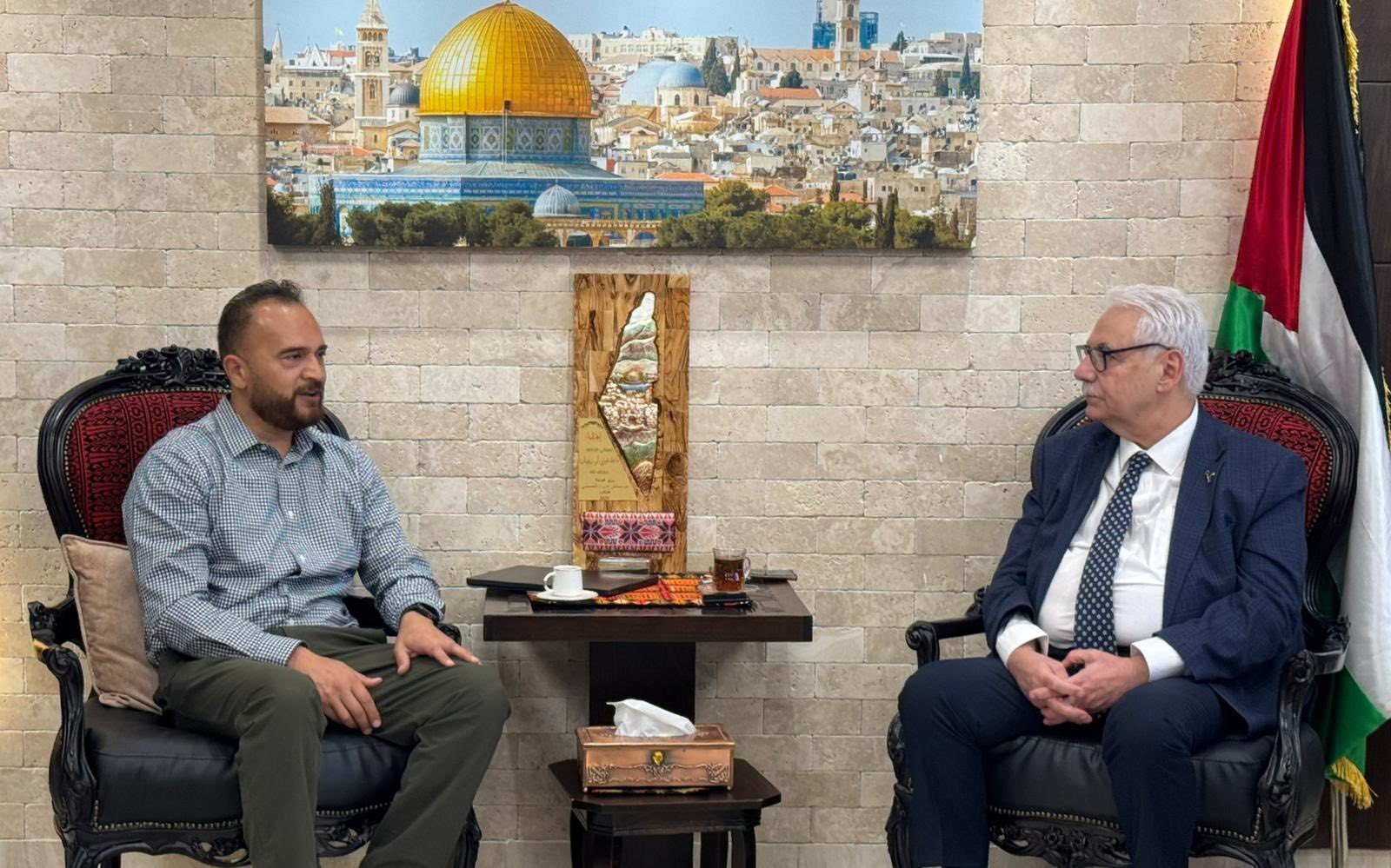د. ماجد أبو رمضان يستقبل في مكتبه برام الله السيد هيكتور كاربينترو، رئيس بعثة UK-Med في قطاع غزة 1.jpg
