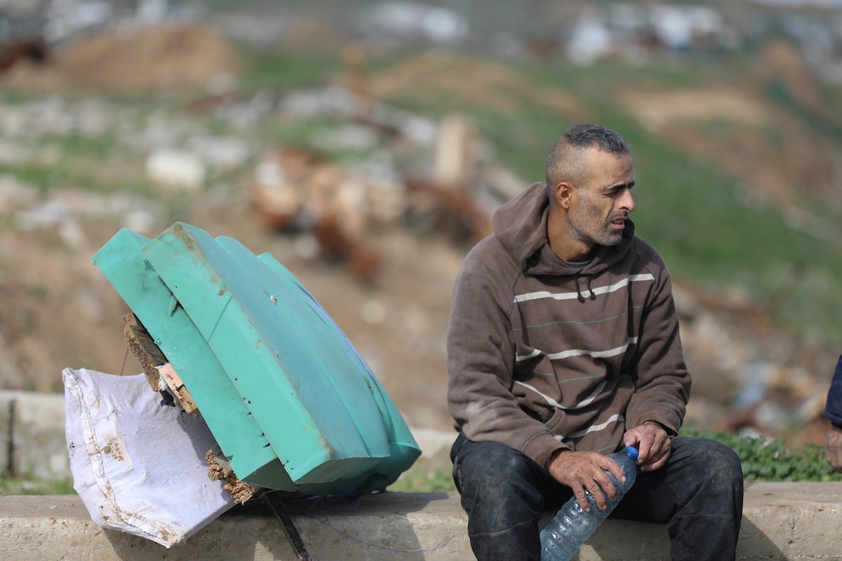 فتح الجيش الإسرائيلي مجرى وادي غزة، مما أدى إلى ارتفاع منسوب المياه إلى مستوى الجسر. وقد فاقم هذا الوضع معاناة العائلات النازحة التي كانت تقيم في خيام بالمنطقة بعد أن فاض الوادي وجرف خيامها، 29 ديسمبر/كانون الأول 2025. صورة: رمزي أبو عامر