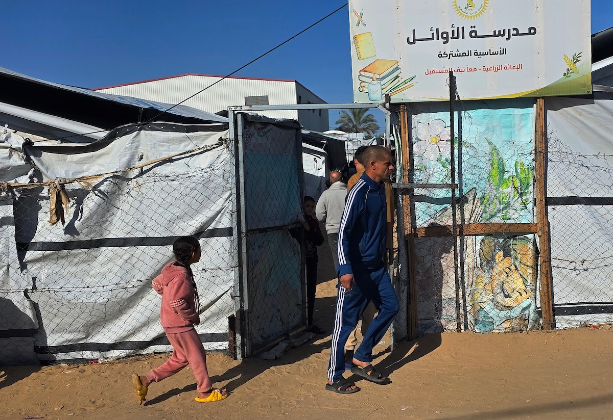 يدرس الطلاب داخل 