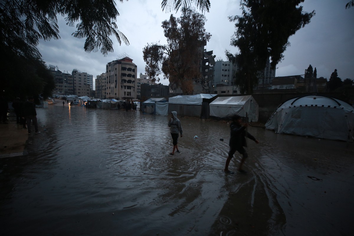 النازحون الفلسطينيون يواجهون برداً قارساً في الخيام بمدينة غزة، 15 ديسمبر/كانون الأول 2025. تصوير: عمر أشتوي