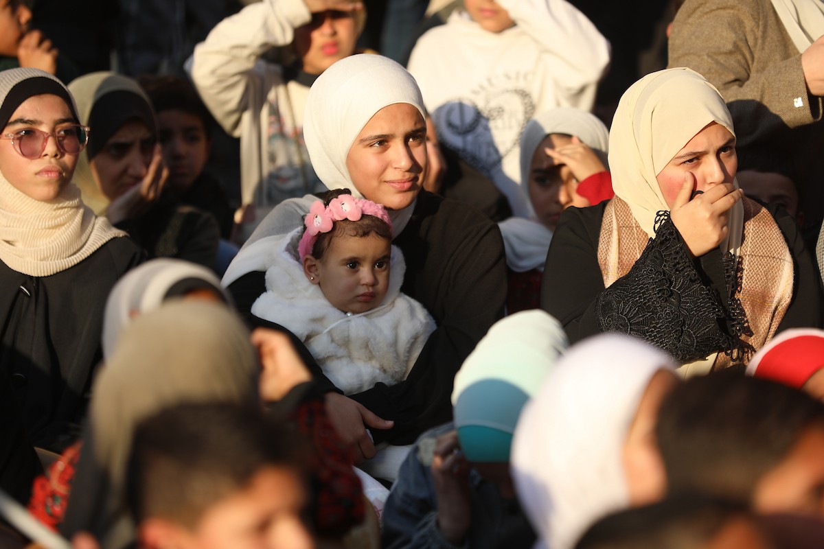 شارك صبية وفتيات في حفل تكريم لحافظي القرآن الكريم في مخيم الشاطئ للاجئين غرب مدينة غزة، حيث تم تكريم 500 حافظ للقرآن، 25 ديسمبر/كانون الأول 2025. تصوير: عمر أشتوي