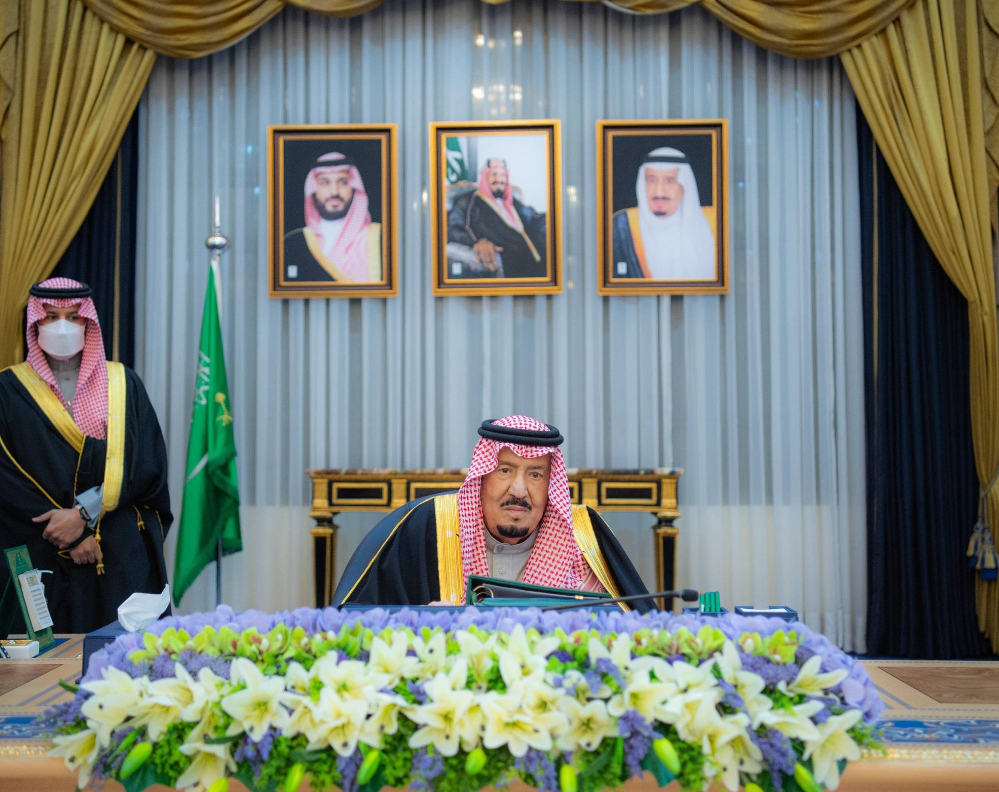 خادم الحرمين الشريفين الملك سلمان بن عبد العزيز خلال ترؤسه جلسة مجلس الوزراء في الرياض (واس).jpeg