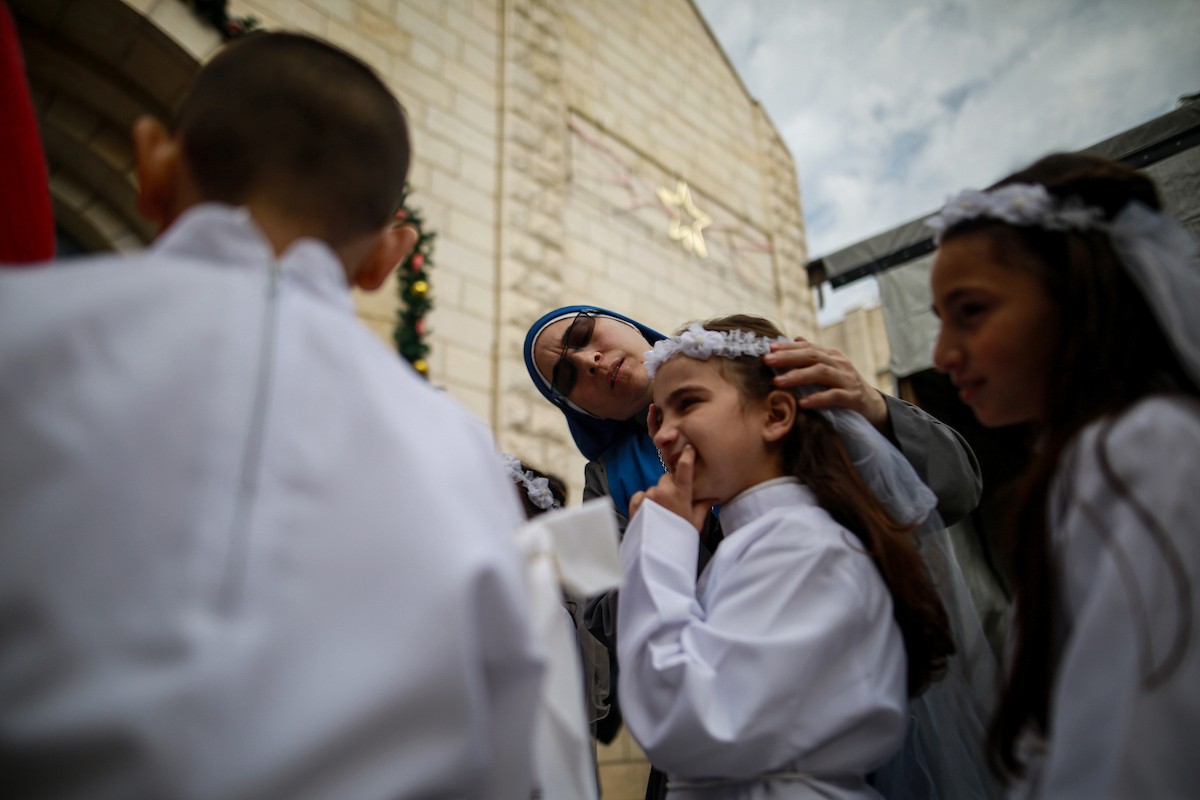 بطريرك اللاتين في القدس الكاردينال بييرباتيستا بيتسابالا يترأس قداس عيد الميلاد في غزة يوم الأحد 21 ديسمبر/كانون الأول 2025.تصوير: عمر أشتوي