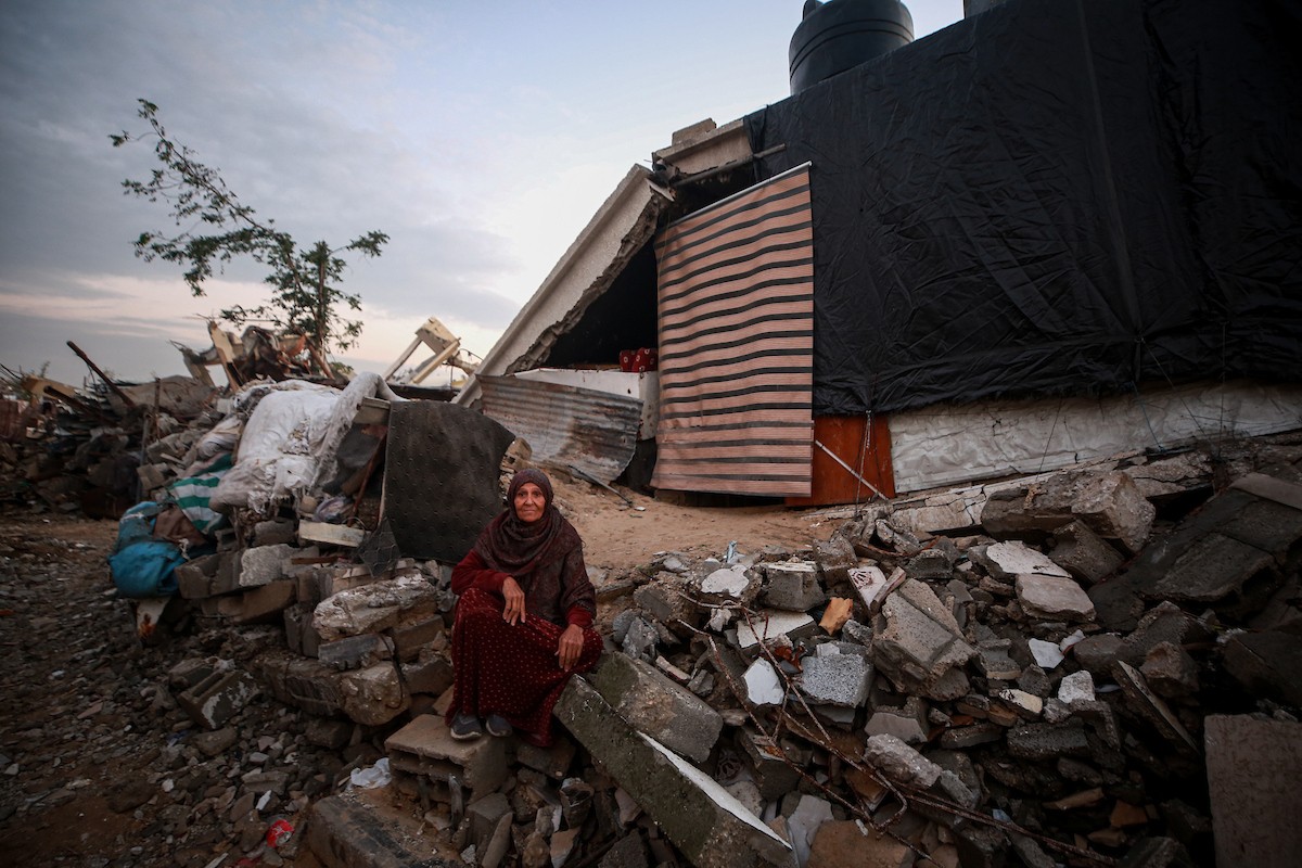 يحاول الفلسطينيون الحفاظ على حياتهم اليومية في مبانٍ مدمرة جزئيًا بعد أن غمرت الأمطار الغزيرة الخيام التي تؤوي نازحين في جباليا، شمال قطاع غزة، في 14 ديسمبر/كانون الأول 2025. صور: عمر أشتوي