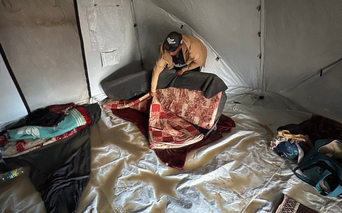يُكافح الفلسطينيون النازحون، المقيمون في خيام مؤقتة، من أجل البقاء في ظل ظروف قاسية، حيث تجتاح الأمطار والعواصف الشديدة دير البلح، وسط قطاع غزة، في 28 ديسمبركانون الأول 2025. صورة أحمد إبراهيم(APA)