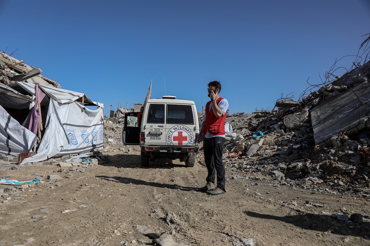 تُجري كتائب القسام واللجنة الدولية للصليب الأحمر ووفد مصري جهود بحث لانتشال جثث أسرى إسرائيليين في جباليا شمال قطاع غزة في الأول من ديسمبر/كانون الأول 2025