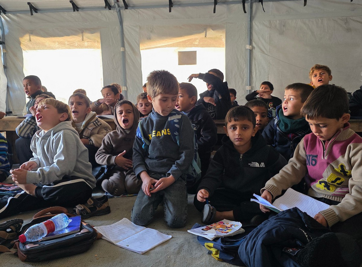 يدرس الطلاب داخل 