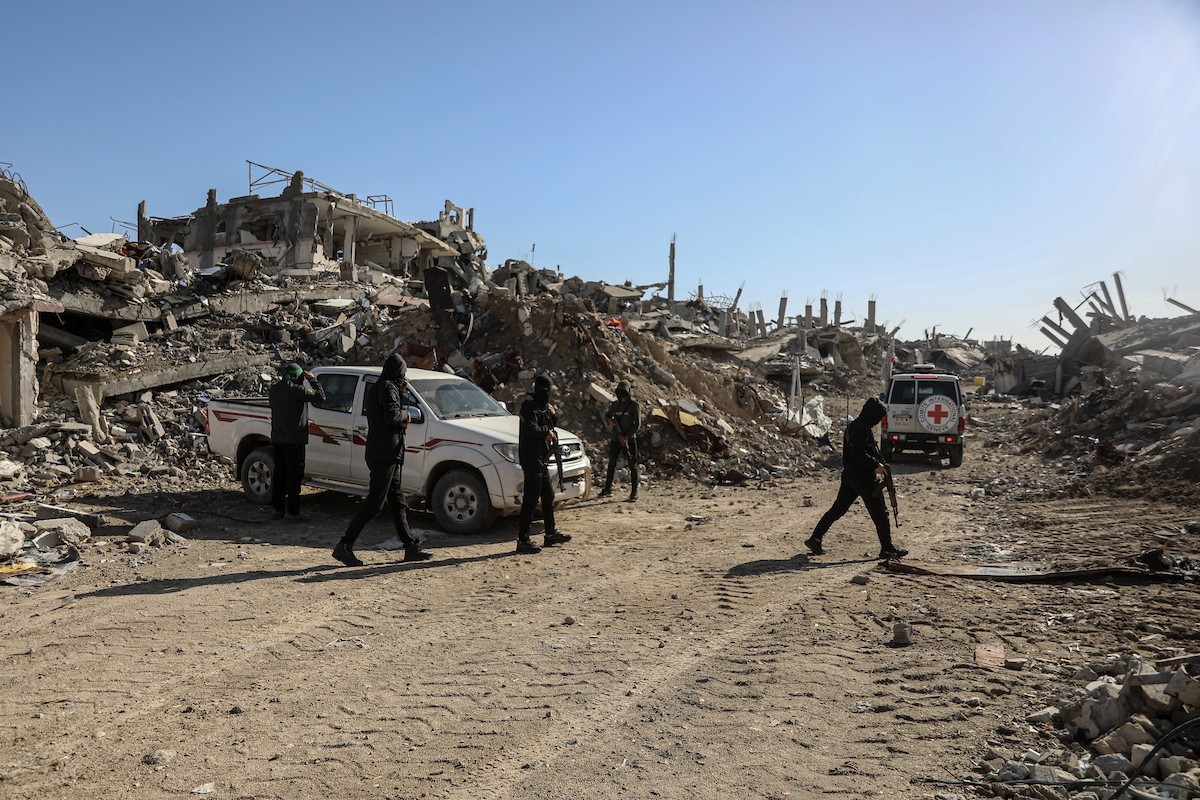 تُجري كتائب القسام واللجنة الدولية للصليب الأحمر ووفد مصري جهود بحث لانتشال جثث أسرى إسرائيليين في جباليا شمال قطاع غزة في الأول من ديسمبر/كانون الأول 2025