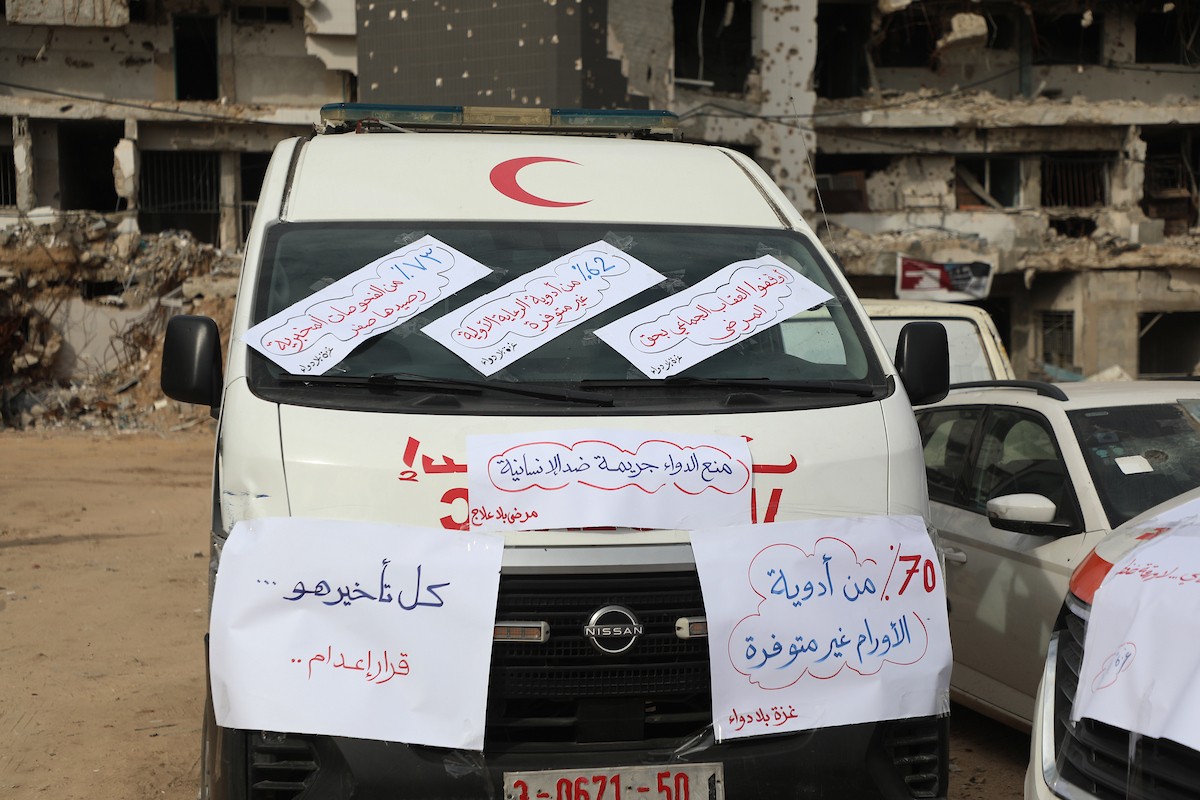 وقفة للطواقم الطبية في مستشفى الشفاء للمطالبة بإدخال الأدوية والمعدات الطبية إلى قطاع غزة 21، ديسمبر/كانون الأول 2025. تصوير: عمر أشتوي