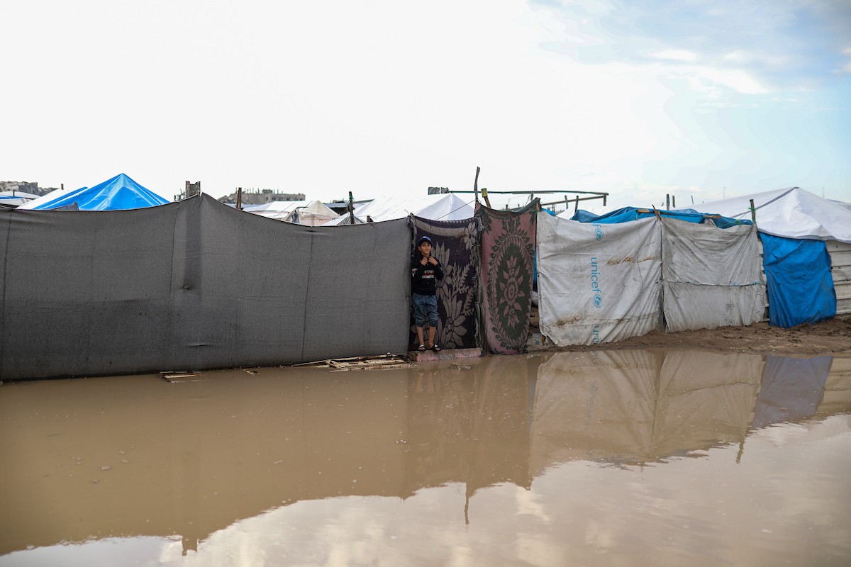 يُعاني النازحون الفلسطينيون من الفيضانات التي اجتاحت خيامهم إثر هطول أمطار غزيرة في غزة، 11 ديسمبر/كانون الأول 2025.