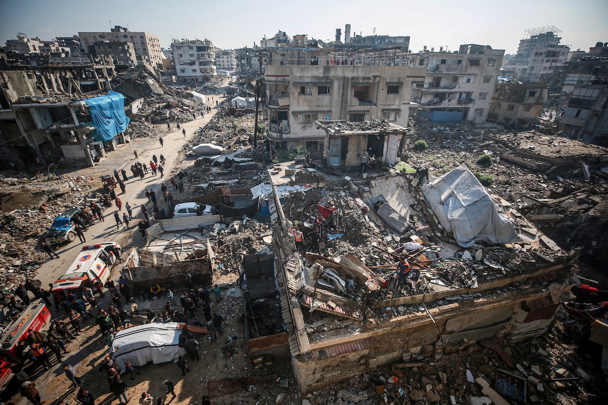 عمليات بحث وإنقاذ في مبنى سكني انهار في مخيم الشاطئ، مدينة غزة، 16 ديسمبر/كانون الأول 2025. صورة: عمر أشتوي