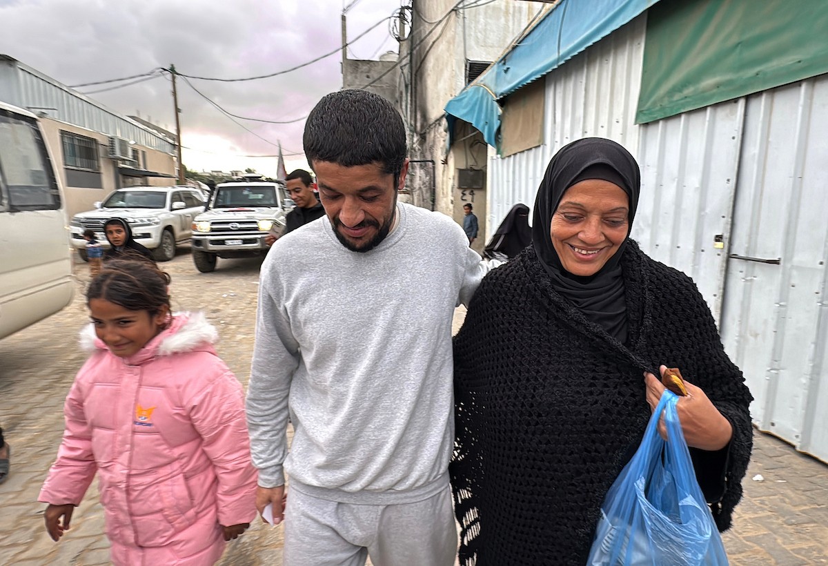 نقل أسرى فلسطينيين أفرج عنهم الجيش الإسرائيلي بواسطة سيارات تابعة للصليب الأحمر إلى مستشفى شهداء الأقصى لإجراء فحوصات طبية في دير البلح، وسط قطاع غزة، بتاريخ 28 ديسمبر/كانون الأول 2025. تصوير: أحمد إبراهيم