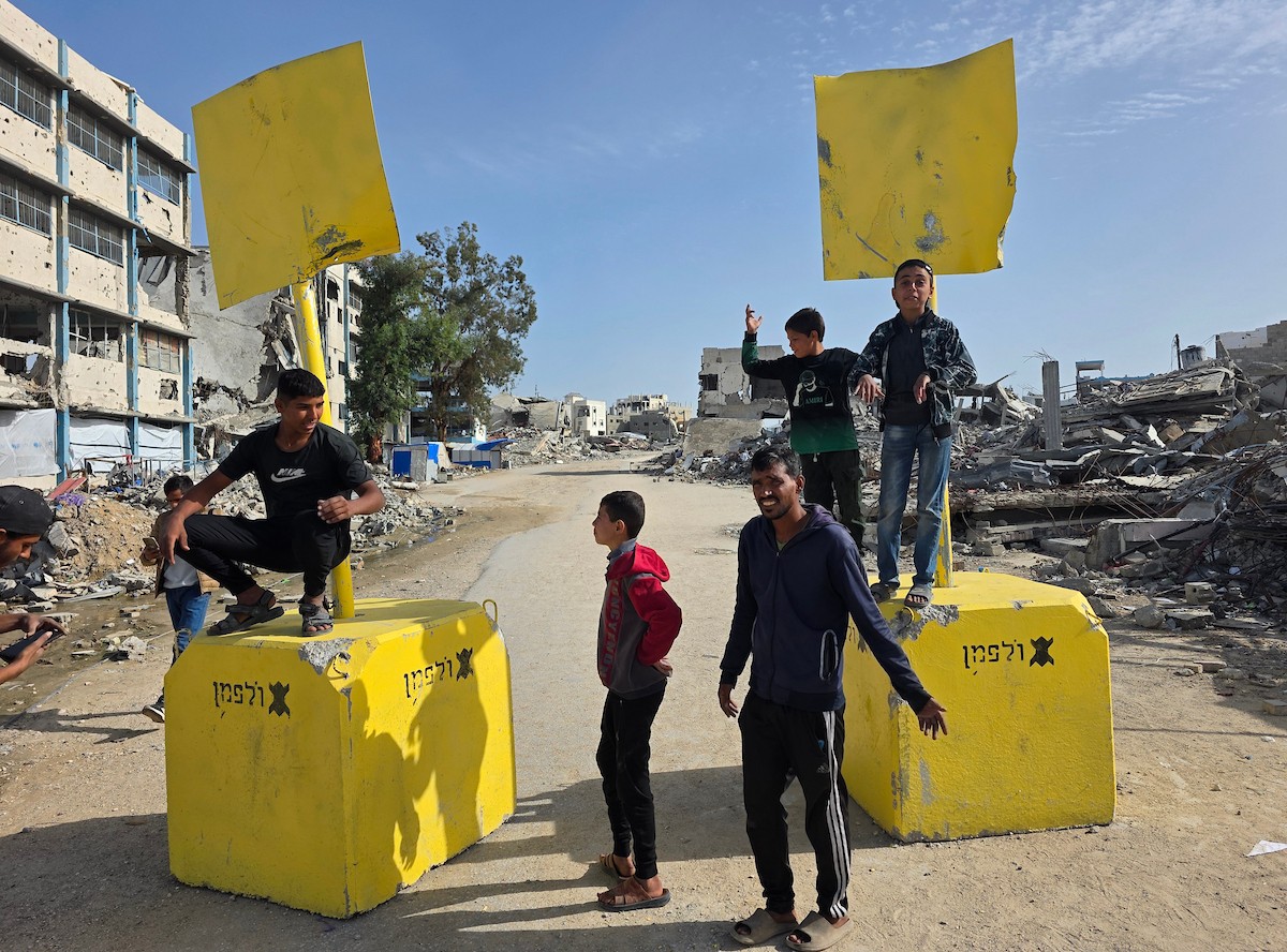 الجيش الإسرائيلي يعيد وضع الكتل الخرسانية الصفراء المُستخدمة لترسيم خط الانسحاب المؤقت داخل قطاع غزة، في بلدة بني سهيلة شرق خان يونس . تصوير: طارق محمد